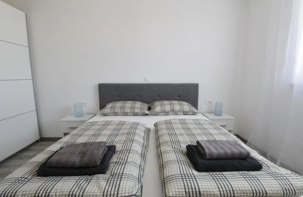 Guest house Apartments La Mar Zambratija